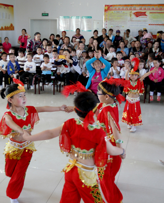 克拉瑪依：綠絲帶志愿者牧區(qū)慶“六一”