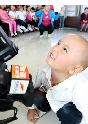 克拉瑪依：綠絲帶志愿者牧區(qū)慶“六一”