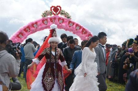 裕民縣舉辦“花之戀　愛之旅”百對新人集體婚禮