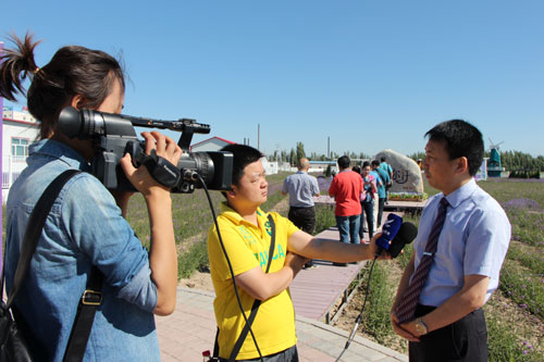 “父親節(jié)”慰問(wèn)探班電影《好運(yùn)特克斯》拍攝劇組