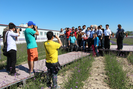 “父親節(jié)”慰問探班電影《好運特克斯》拍攝劇組