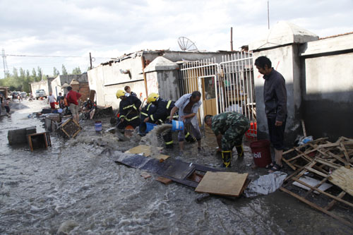 新疆克拉瑪依遭遇最大一次強降雨 疏散被困人員100余人