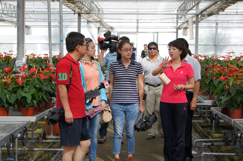 “全國(guó)衛(wèi)視看兵團(tuán)”采訪組記者聚焦共青團(tuán)農(nóng)場(chǎng)現(xiàn)代農(nóng)業(yè)