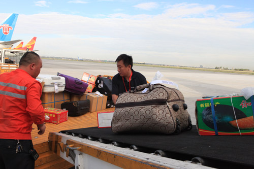 日裝行李近萬件 機型特點“門兒清”：探訪航空貨運監裝員