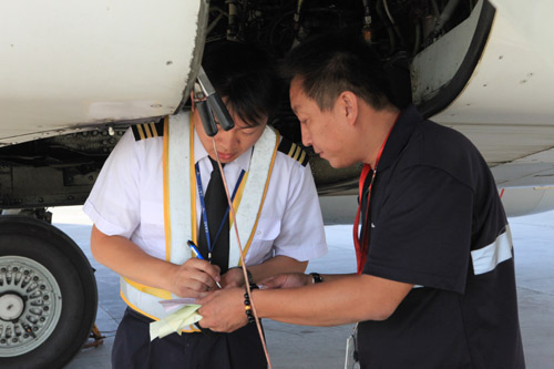日裝行李近萬件 機型特點“門兒清”:探訪航空貨運監(jiān)裝員