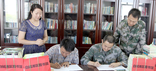 新疆克拉瑪依：擁軍圖書進軍營