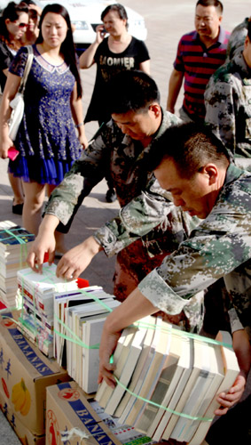 新疆克拉瑪依：擁軍圖書進(jìn)軍營