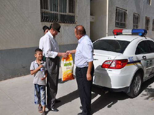 民豐縣法院肉孜節慰問離退休少數民族老干部