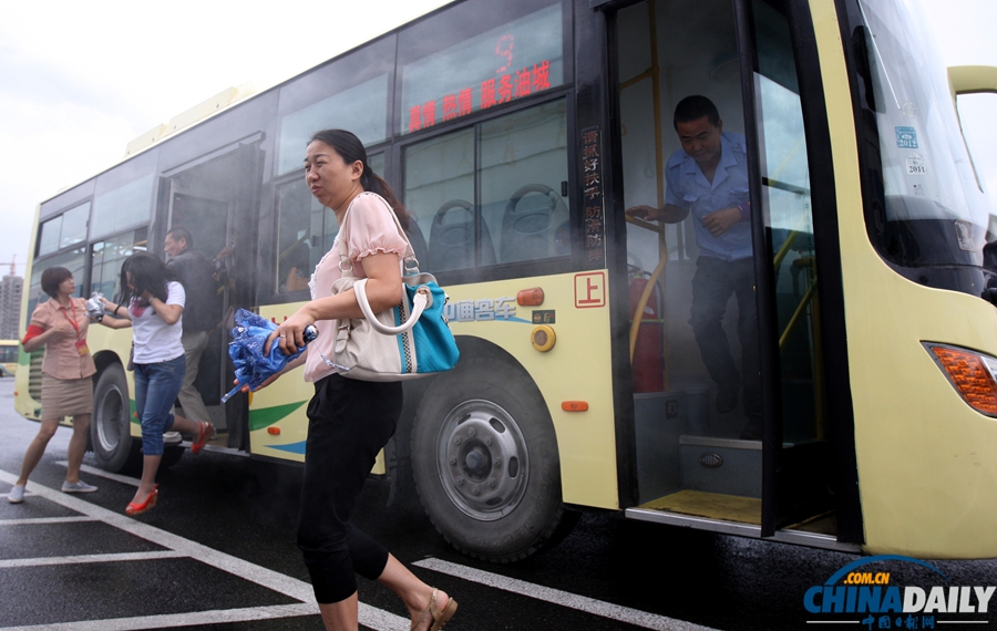 克拉瑪依舉行公交車輛突發火災逃生疏散演練