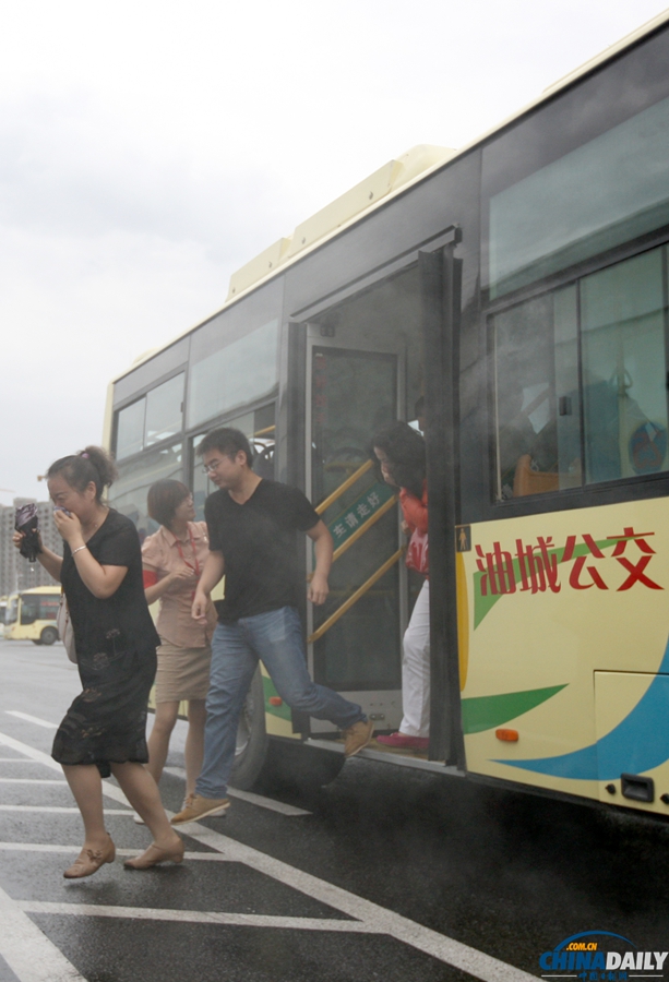 克拉瑪依舉行公交車輛突發火災逃生疏散演練