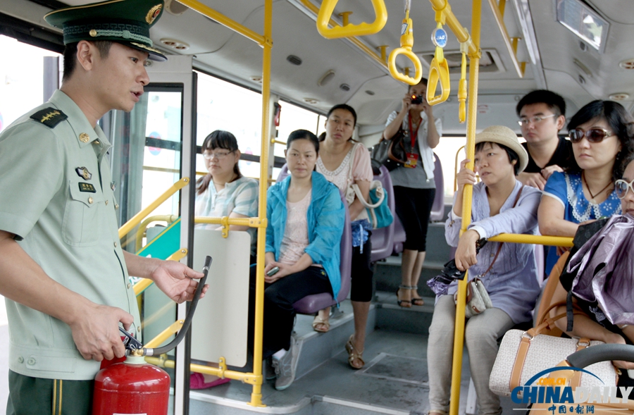 克拉瑪依舉行公交車輛突發火災逃生疏散演練