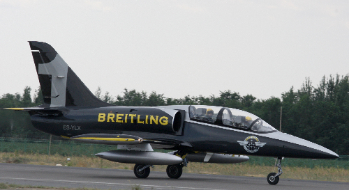 國際著名百年靈飛行表演隊降落克拉瑪依