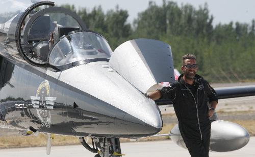 國際著名百年靈飛行表演隊降落克拉瑪依