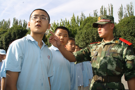 新疆公安邊防總隊后勤基地為駐地學校開展軍訓