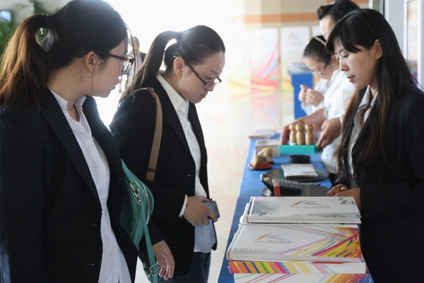 新疆裝備展紀念郵冊和紀念銀章發行