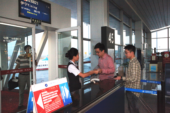 南航波音737-800客機首飛疆內(nèi)支線航班