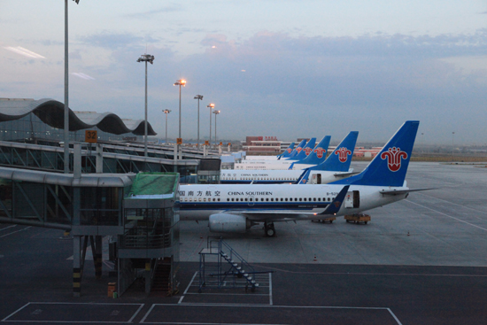 南航波音737-800客機首飛疆內(nèi)支線航班