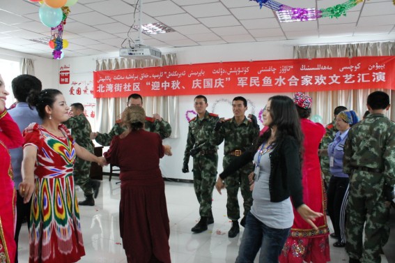 北灣街社區舉辦“迎中秋、慶國慶”軍民聯歡文藝演出