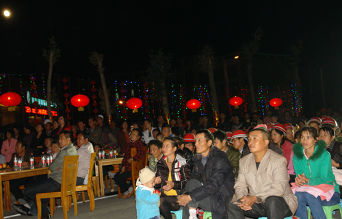 霍城縣舉辦農民工中秋文藝晚會 農民工倍感溫暖