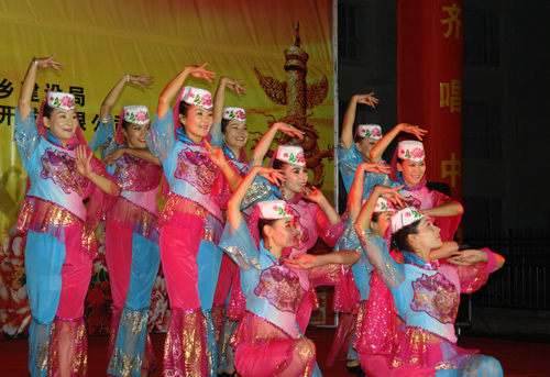 霍城縣舉辦農(nóng)民工中秋文藝晚會 農(nóng)民工倍感溫暖