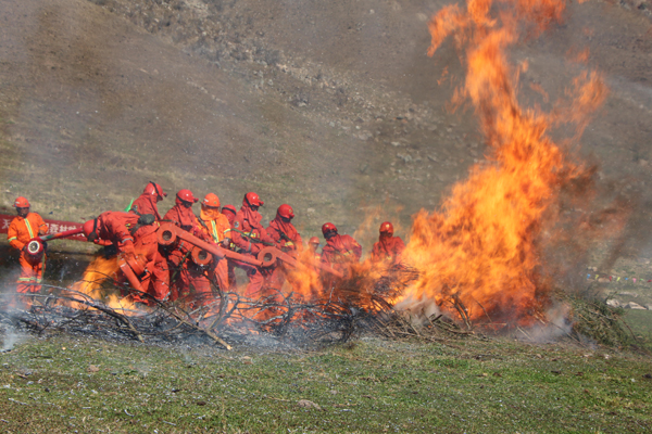 森林防火實戰(zhàn)演練提高滅火能力