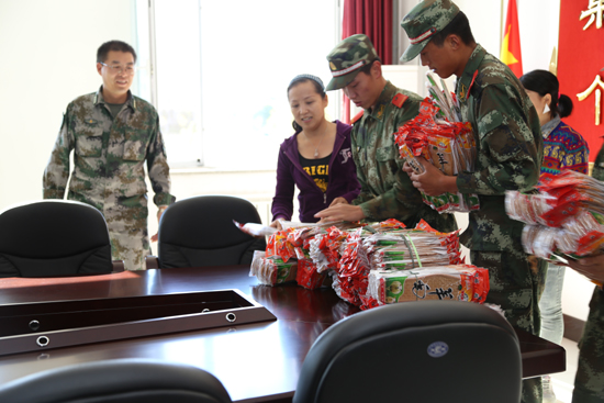 “擁軍鞋墊”寄深情　 ---七旬老人到克拉瑪依市白堿灘區(qū)人武部慰問官兵