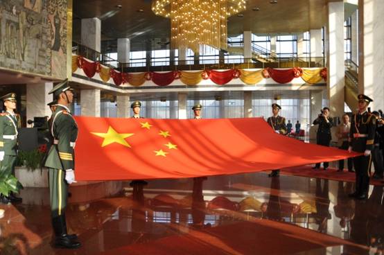 天安門國旗新疆上空飄揚——北京天安門廣場國旗護衛隊向新疆贈送國旗