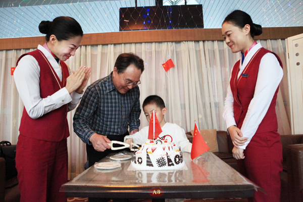 國慶黃金周南航在疆運送旅客18萬人 錯峰出行成亮點