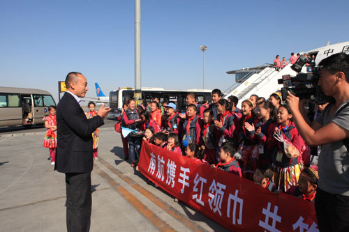 赴湘吐魯番“紅領(lǐng)巾”乘南航“夢(mèng)幻航班”返疆