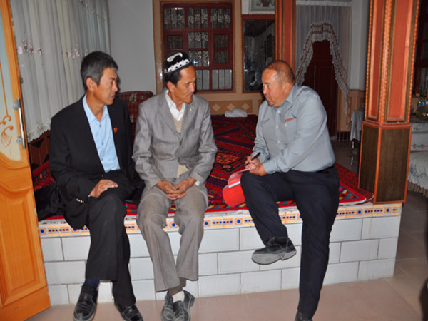 民豐法院古爾邦節走訪慰問困難群眾