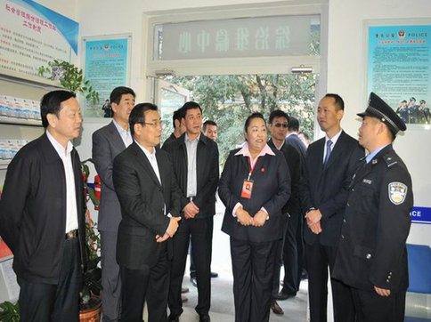 伊犁州黨委書記蒞臨團結路派出所檢查指導警務室工作