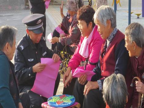 奎屯市公安民警深入轄區(qū)開展防電信詐騙宣傳教育活動