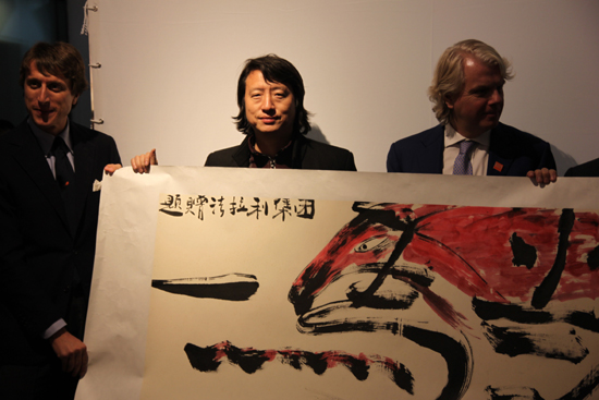 藝術家現場為法拉利高層創作漫藝術作品