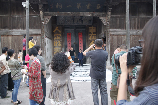 藝術(shù)家現(xiàn)場為法拉利高層創(chuàng)作漫藝術(shù)作品