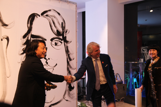 藝術家現場為法拉利高層創作漫藝術作品