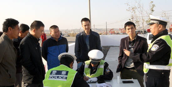 新疆克拉瑪依市白堿灘區交警開展秋冬道路專項行動
