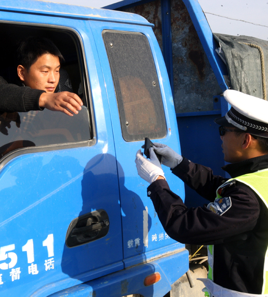 新疆克拉瑪依市白堿灘區(qū)交警開展秋冬道路專項行動