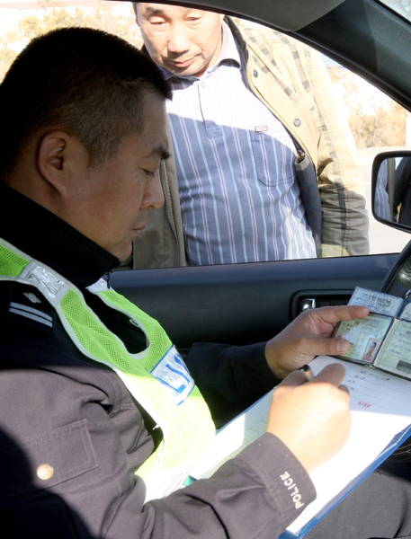 新疆克拉瑪依市白堿灘區(qū)交警開展秋冬道路專項行動