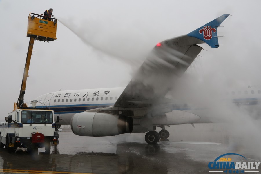 烏機(jī)場(chǎng)迎今冬首場(chǎng)降雪 南航新疆進(jìn)入“冬運(yùn)模式”