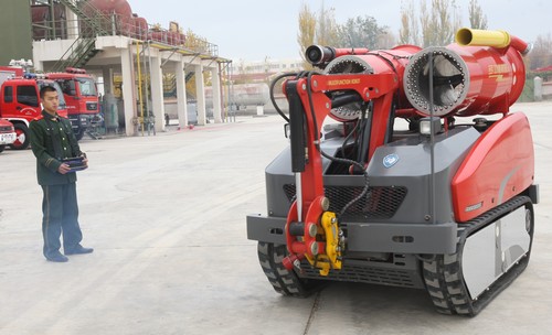 新疆首臺消防機器人亮相克拉瑪依