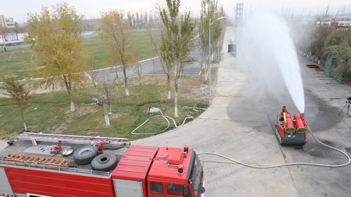 新疆首臺消防機器人亮相克拉瑪依