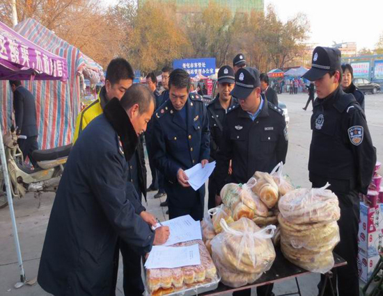 奎屯市公安、工商聯(lián)合開展食品衛(wèi)生安全檢查統(tǒng)一行動(dòng)