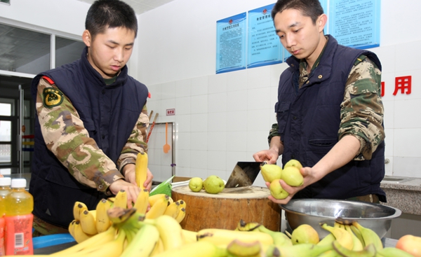 新疆克拉瑪依：“六個一”愛暖新兵心