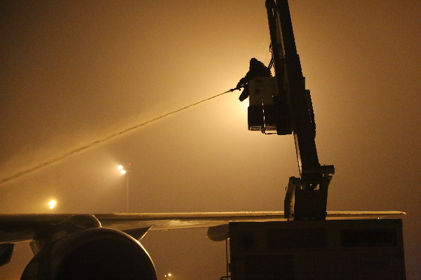 烏魯木齊迎最強(qiáng)寒流 飛機(jī)除冰師冒嚴(yán)寒高空除冰