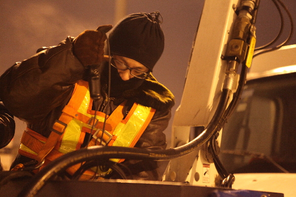 烏魯木齊迎最強(qiáng)寒流 飛機(jī)除冰師冒嚴(yán)寒高空除冰