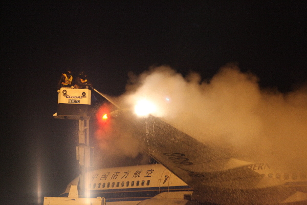 烏魯木齊迎最強(qiáng)寒流 飛機(jī)除冰師冒嚴(yán)寒高空除冰