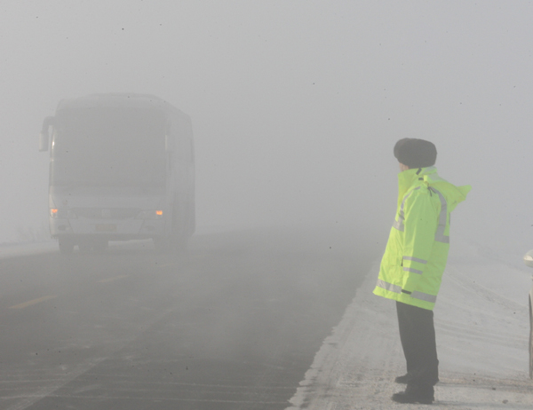 217國道新疆克拉瑪依遭遇團霧襲擊
