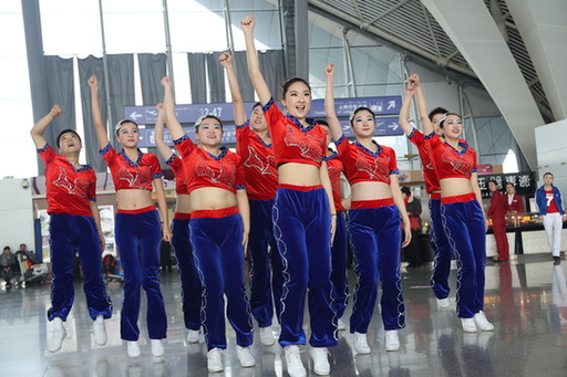 健美操跳進(jìn)候機(jī)樓 南航“快閃”號召學(xué)習(xí)雷鋒“快行動”