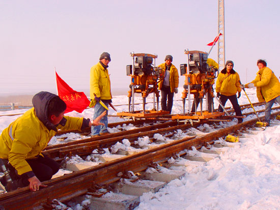 新疆烏鐵局奎屯工務段打響“清積雪 除隱患 防春融”保衛戰