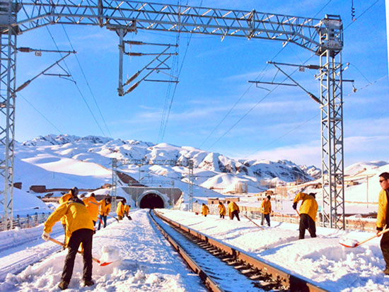 新疆烏鐵局奎屯工務段打響“清積雪 除隱患 防春融”保衛戰